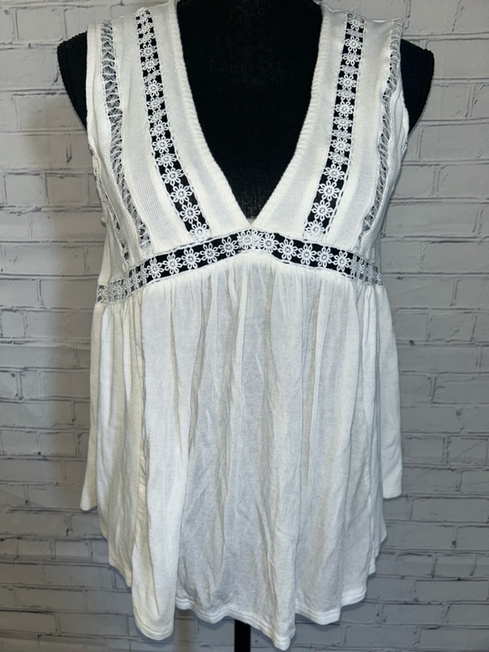 POL size small White Lace-Trim V-Neck Sleeveless Women's Top